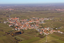 Vue aérienne de Vue sur la ville depuis le centre-ville avec la périphérie adjacente aux champs agricoles à Kallstadt dans le département Rhénanie-Palatinat, Allemagne