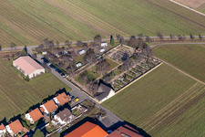 Vue aérienne de Place de parking caravane au cimetière à Kallstadt dans le département Rhénanie-Palatinat, Allemagne