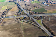Vue aérienne de Acheminement du trafic et voies dans le tracé routier de la jonction autoroutière de Ludwigshafen des BAB A61 et A650 - conçu en forme de trèfle à le quartier Ruchheim in Ludwigshafen am Rhein dans le département Rhénanie-Palatinat, Allemagne