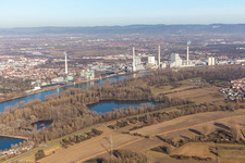 Vue aérienne de Installations de la centrale électrique et tours d'échappement de la centrale de cogénération au charbon Großkraftwerk Mannheim AG sur le Rhin près de Neckarau à Mannheim à Altrip dans le département Rhénanie-Palatinat, Allemagne