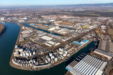 Vue aérienne de Huile minérale - Le parc de stockage de haut niveau de Cotac Europe sur la Holländerstraße à le quartier Rheinau in Mannheim dans le département Bade-Wurtemberg, Allemagne