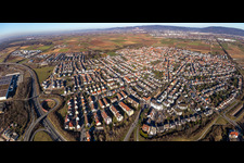 Vue aérienne de Vue des rues et des maisons dans les quartiers résidentiels à Plankstadt dans le département Bade-Wurtemberg, Allemagne