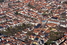 Vue aérienne de Église catholique Saint-Nicolas au centre-ville à Plankstadt dans le département Bade-Wurtemberg, Allemagne