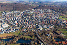 Vue aérienne de Vue des rues et des maisons dans les quartiers résidentiels à Nußloch dans le département Bade-Wurtemberg, Allemagne