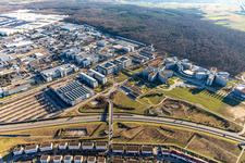 Vue aérienne de Immeubles de bureaux et commerciaux en forme d'étoile de SAP Deutschland SE & Co. KG à la lisière de la forêt à Walldorf dans le département Bade-Wurtemberg, Allemagne