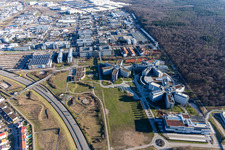 Immeubles de bureaux et commerciaux en forme d'étoile de SAP Deutschland SE & Co. KG à la lisière de la forêt à Walldorf dans le département Bade-Wurtemberg, Allemagne hors des airs