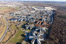 Immeubles de bureaux et commerciaux en forme d'étoile de SAP Deutschland SE & Co. KG à la lisière de la forêt à Walldorf dans le département Bade-Wurtemberg, Allemagne vue du ciel