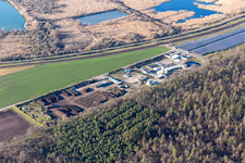 Vue aérienne de Compost Rimu et champ photovoltaïque à le quartier Oberhausen in Oberhausen-Rheinhausen dans le département Bade-Wurtemberg, Allemagne
