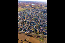 Vue aérienne de Vue des rues et des maisons des quartiers résidentiels à Rülzheim dans le département Rhénanie-Palatinat, Allemagne