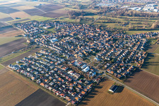 Vue aérienne de Vue des rues et des maisons des quartiers résidentiels à Steinweiler dans le département Rhénanie-Palatinat, Allemagne