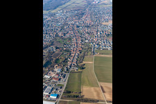 Vue aérienne de Rue principale inférieure à le quartier Herxheim in Herxheim bei Landau dans le département Rhénanie-Palatinat, Allemagne