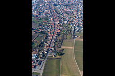 Vue aérienne de Rue principale inférieure à le quartier Herxheim in Herxheim bei Landau dans le département Rhénanie-Palatinat, Allemagne