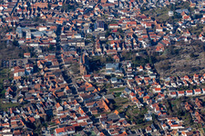 Vue aérienne de Église catholique Sainte-Marie de l'Assomption à le quartier Herxheim in Herxheim bei Landau dans le département Rhénanie-Palatinat, Allemagne