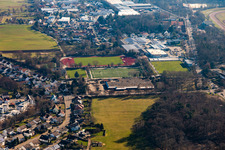 Vue aérienne de Terrains de sport à le quartier Herxheim in Herxheim bei Landau dans le département Rhénanie-Palatinat, Allemagne