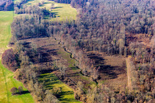 Vue aérienne de Courbe sinueuse et sinueuse de la rivière Klingbach au début du printemps à Rohrbach à Steinweiler dans le département Rhénanie-Palatinat, Allemagne
