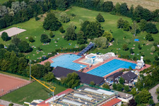 Vue aérienne de Piscine extérieure à le quartier Offenbach in Offenbach an der Queich dans le département Rhénanie-Palatinat, Allemagne