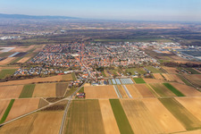 Vue aérienne de Vue des rues et des maisons des quartiers résidentiels à le quartier Offenbach in Offenbach an der Queich dans le département Rhénanie-Palatinat, Allemagne