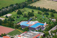 Vue aérienne de Piscine extérieure à le quartier Offenbach in Offenbach an der Queich dans le département Rhénanie-Palatinat, Allemagne