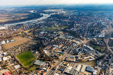 Vue aérienne de Vue sur la ville depuis les rives du Rhin à l'est jusqu'aux voies ferrées à l'ouest à Speyer dans le département Rhénanie-Palatinat, Allemagne