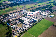Vue aérienne de Zone industrielle de la Bruchwiesenstrasse avec quincaillerie Hornbach à le quartier Dreihof in Bornheim dans le département Rhénanie-Palatinat, Allemagne