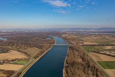 Vue aérienne de Zones riveraines au bord du Rhin avec pont sur l'autoroute A61 à le quartier Ludwigshof in Speyer dans le département Rhénanie-Palatinat, Allemagne