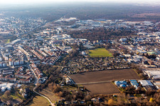 Vue aérienne de Jardins familiaux et terrain de sport au pâturage des vaches à le quartier Ludwigshof in Speyer dans le département Rhénanie-Palatinat, Allemagne