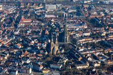 Vue aérienne de Bâtiment de l'église Protestation et église catholique Saint-Joseph dans le vieux centre-ville du centre-ville à Speyer dans le département Rhénanie-Palatinat, Allemagne