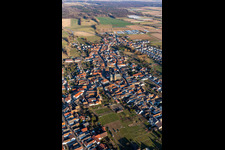 Vue aérienne de Centre-ville dans le centre-ville en Geinsheim à le quartier Geinsheim in Neustadt an der Weinstraße dans le département Rhénanie-Palatinat, Allemagne