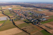 Vue aérienne de Vue sur la commune en bordure de champs agricoles et de zones agricoles à Gommersheim dans le département Rhénanie-Palatinat, Allemagne