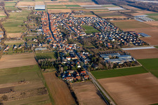 Vue aérienne de Vue sur la commune en bordure de champs agricoles et de zones agricoles à Gommersheim dans le département Rhénanie-Palatinat, Allemagne