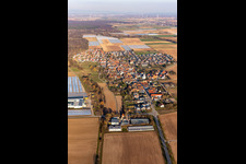 Vue aérienne de Vue du village depuis l'ouest à Freisbach dans le département Rhénanie-Palatinat, Allemagne