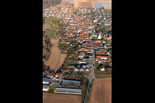 Vue aérienne de Village - vue autour de la rue principale à Freisbach dans le département Rhénanie-Palatinat, Allemagne