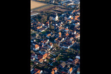Vue aérienne de Catholique Église à Zeiskam dans le département Rhénanie-Palatinat, Allemagne