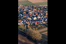 Vue aérienne de Bâtiment d'église au centre du village à Knittelsheim dans le département Rhénanie-Palatinat, Allemagne