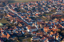 Vue aérienne de Bâtiment d'église au centre du village à le quartier Ottersheim in Ottersheim bei Landau dans le département Rhénanie-Palatinat, Allemagne