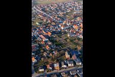 Vue aérienne de Bâtiment d'église au centre du village à le quartier Ottersheim in Ottersheim bei Landau dans le département Rhénanie-Palatinat, Allemagne