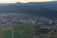 Quartier Schweigen in Schweigen-Rechtenbach dans le département Rhénanie-Palatinat, Allemagne du point de vue du drone