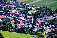 Vue des rues et des maisons des quartiers résidentiels à Altdorf dans le département Rhénanie-Palatinat, Allemagne vue d'en haut