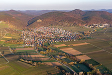 Vue aérienne de Klingbachtal en fleurs printanières sur le Haardtrand de la forêt du Palatinat à Klingenmünster dans le département Rhénanie-Palatinat, Allemagne