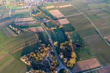 Vue aérienne de Terrain de sport SV Klingenmünster dans le Klingbachtal en floraison printanière à Klingenmünster dans le département Rhénanie-Palatinat, Allemagne