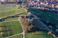 Photographie aérienne de Chapelle dans la réserve naturelle de Kleine Kalmit à le quartier Ilbesheim in Ilbesheim bei Landau in der Pfalz dans le département Rhénanie-Palatinat, Allemagne