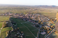 Vue aérienne de Chapelle "Kleine Kalmit" dans la réserve naturelle de Kleine Kalmit le matin de Pâques avec fleurs printanières à Ilbesheim bei Landau in der Pfalz dans le département Rhénanie-Palatinat, Allemagne