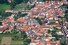 Vue aérienne de Vue sur le village à le quartier Geinsheim in Neustadt an der Weinstraße dans le département Rhénanie-Palatinat, Allemagne