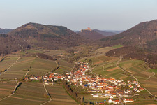 Vue aérienne de Vignobles au printemps devant les Trifels à Birkweiler à Ranschbach dans le département Rhénanie-Palatinat, Allemagne