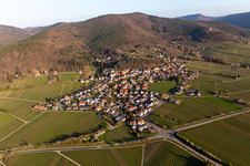 Vue aérienne de Centre du village en bordure des vignes et des caves de la région viticole à Gleisweiler dans le département Rhénanie-Palatinat, Allemagne