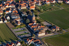 Vue aérienne de Église paroissiale catholique de la Visitation de Marie, Weinhaus Vinothek Meßmer, Ritterhof zur Rose à Burrweiler dans le département Rhénanie-Palatinat, Allemagne