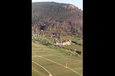 Vue aérienne de Hôtel de bien-être Alte Rebschule et Gasthaus Sesel au printemps à le quartier Rhodt in Rhodt unter Rietburg dans le département Rhénanie-Palatinat, Allemagne