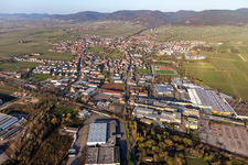 Photographie aérienne de La plaine du Rhin entourée par le Haardtrand de la forêt du Palatinat à Edenkoben dans le département Rhénanie-Palatinat, Allemagne