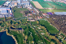 Arbres en fleurs au printemps sur le terrain de golf Landgut Dreihof - GOLF absolu à le quartier Dreihof in Essingen dans le département Rhénanie-Palatinat, Allemagne d'en haut