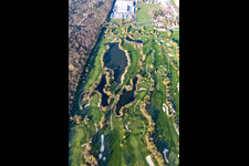 Arbres en fleurs au printemps sur le terrain de golf Landgut Dreihof - GOLF absolu à le quartier Dreihof in Essingen dans le département Rhénanie-Palatinat, Allemagne depuis l'avion